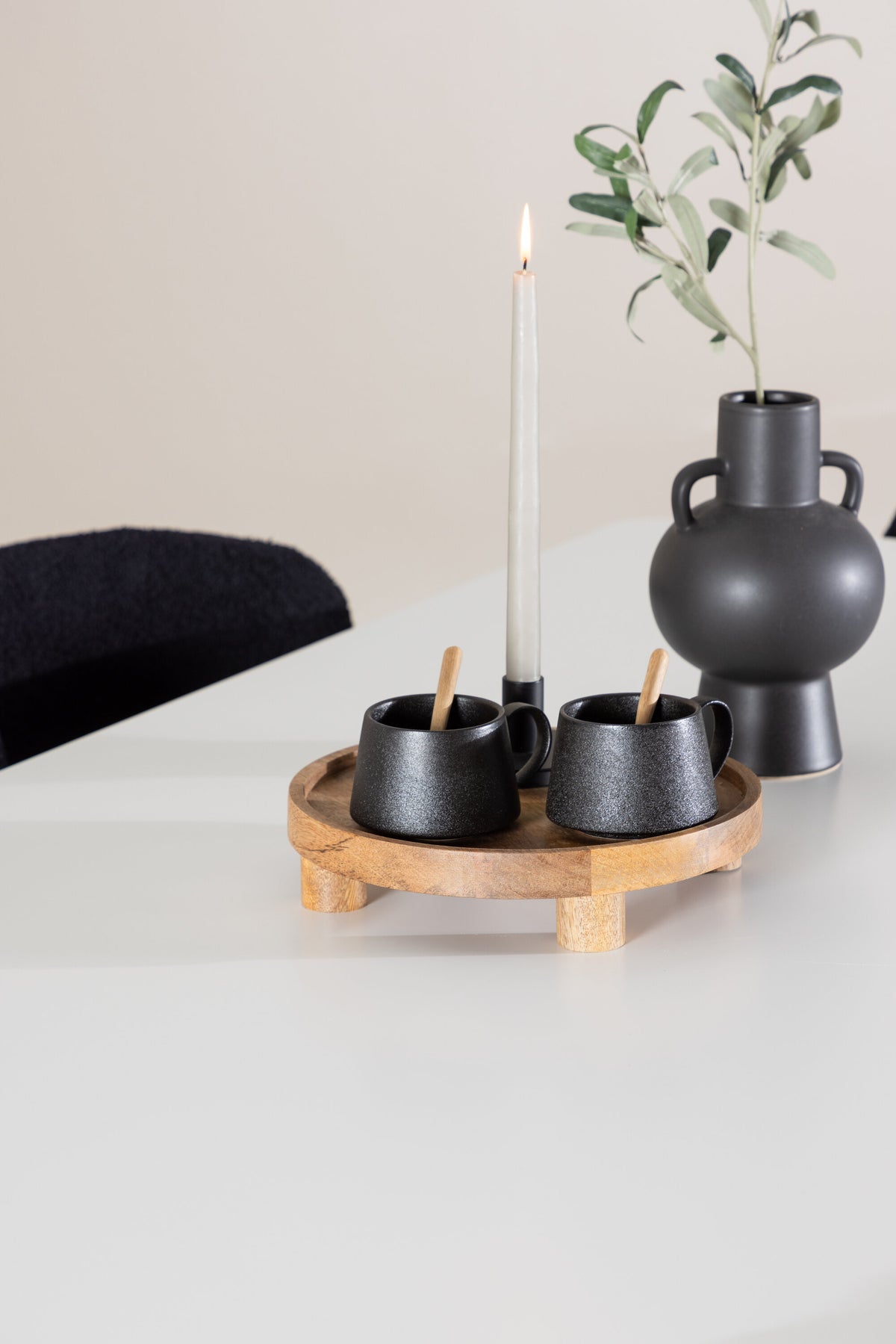 Silar Esstisch mit Modesto Stühlen in präsentiert im Onlineshop von KAQTU Design AG. Esszimmerset ist von Venture Home