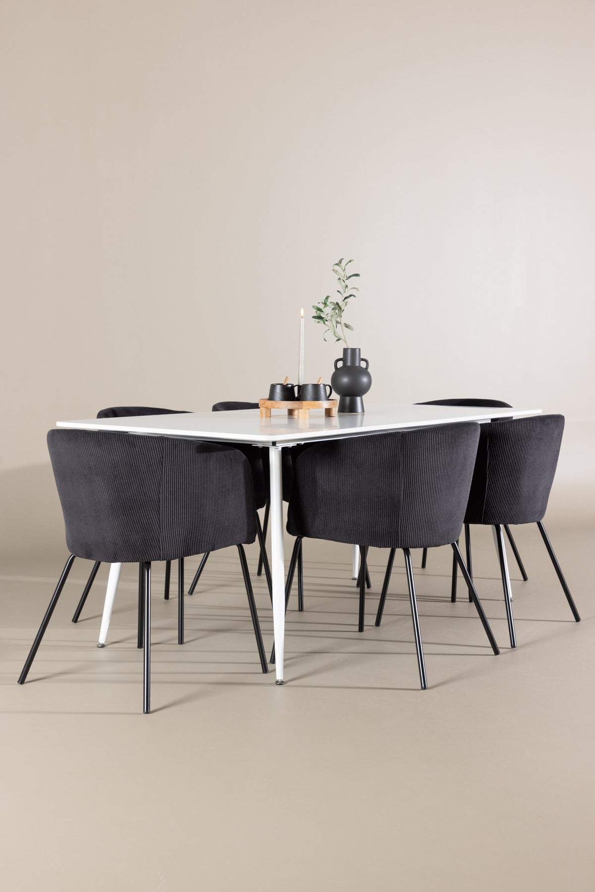 Silar Esstisch mit Stühlen von Berit in präsentiert im Onlineshop von KAQTU Design AG. Esszimmerset ist von Venture Home