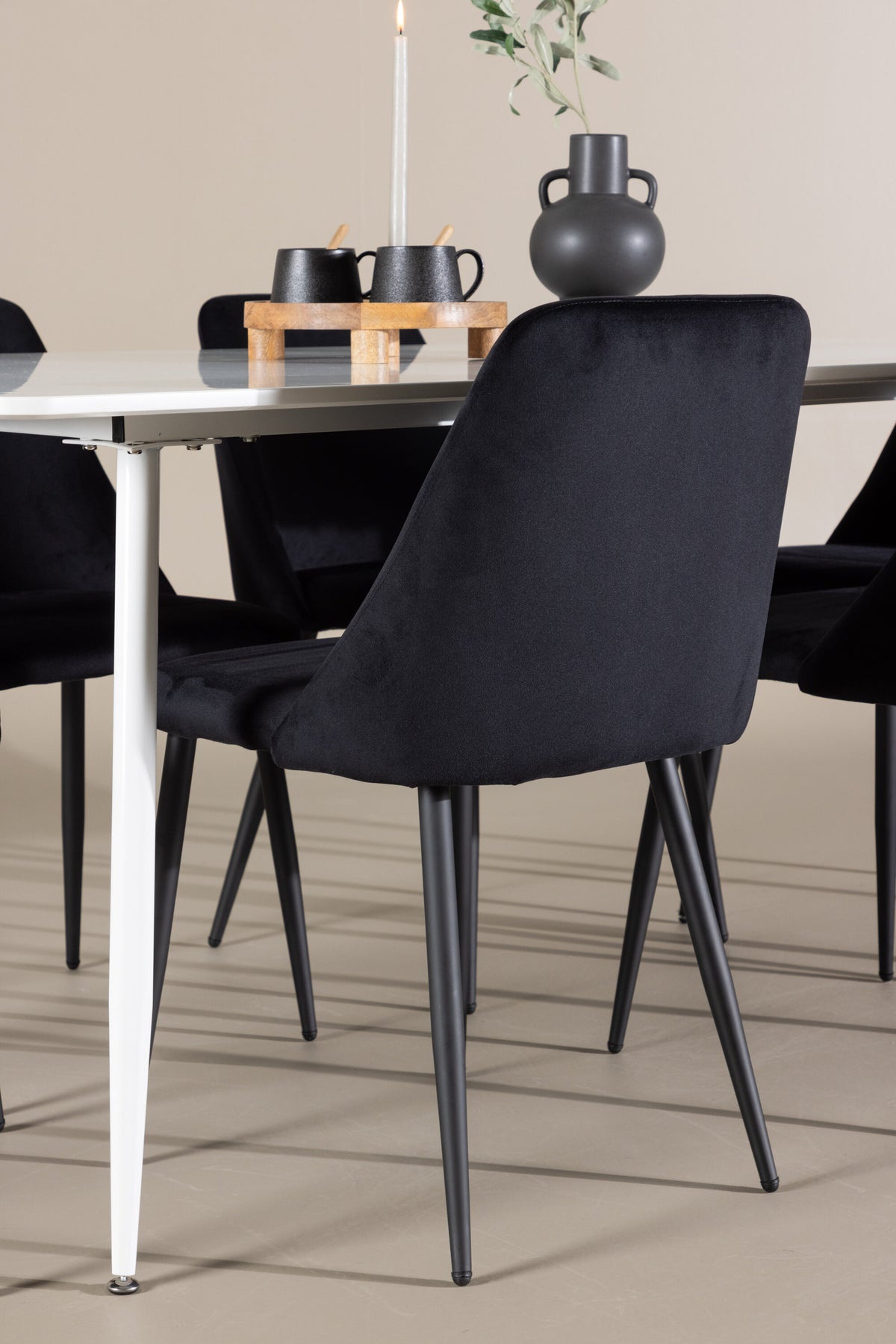 Silar Esszimmertisch mit Night Stühlen in präsentiert im Onlineshop von KAQTU Design AG. Esszimmerset ist von Venture Home
