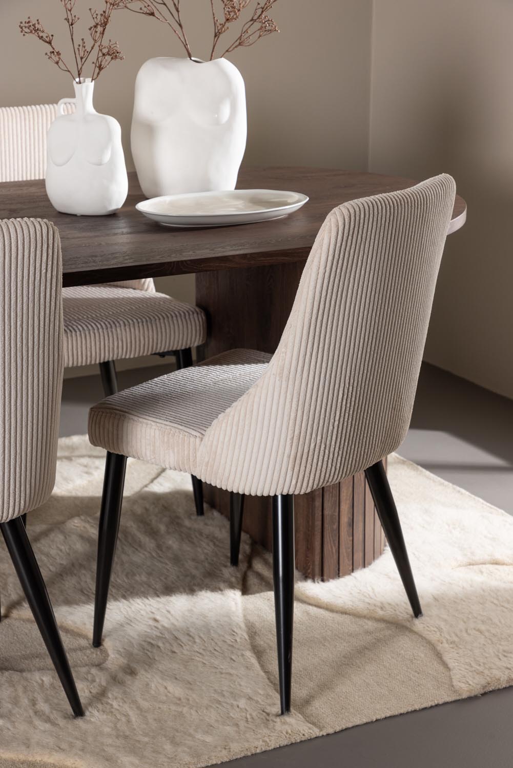 Härön Esstisch mit Leone Stühlen in präsentiert im Onlineshop von KAQTU Design AG. Esszimmerset ist von Venture Home