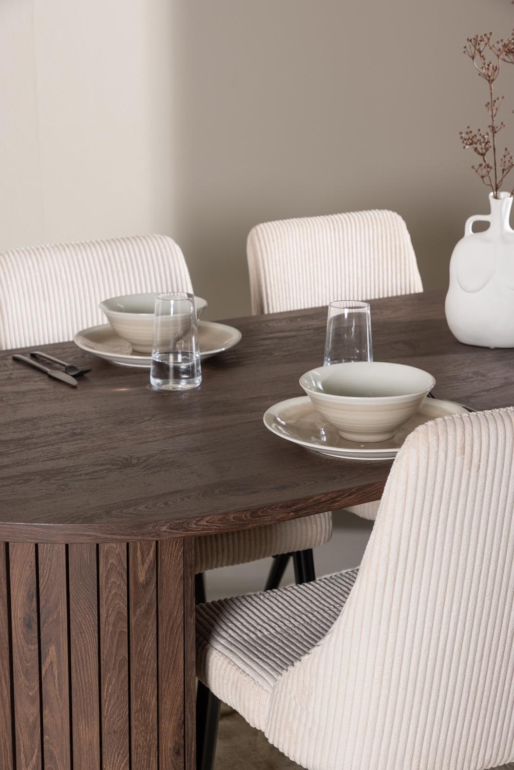 Härön Esstisch mit Leone Stühlen in präsentiert im Onlineshop von KAQTU Design AG. Esszimmerset ist von Venture Home