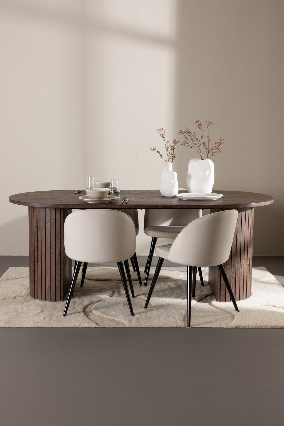 Härön Esstisch mit Velvet Stühlen in präsentiert im Onlineshop von KAQTU Design AG. Esszimmerset ist von Venture Home