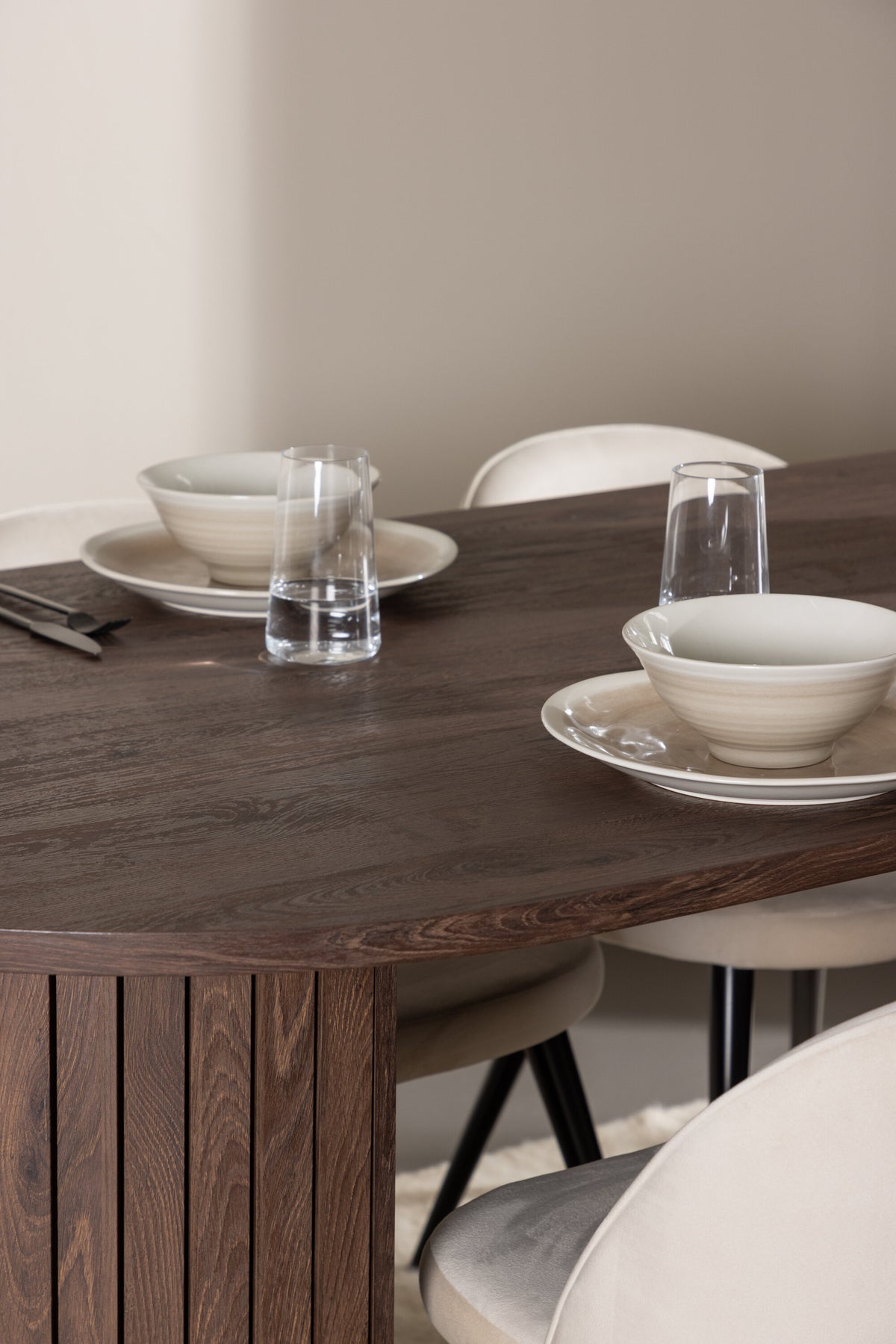 Härön Esstisch mit Velvet Stühlen in präsentiert im Onlineshop von KAQTU Design AG. Esszimmerset ist von Venture Home