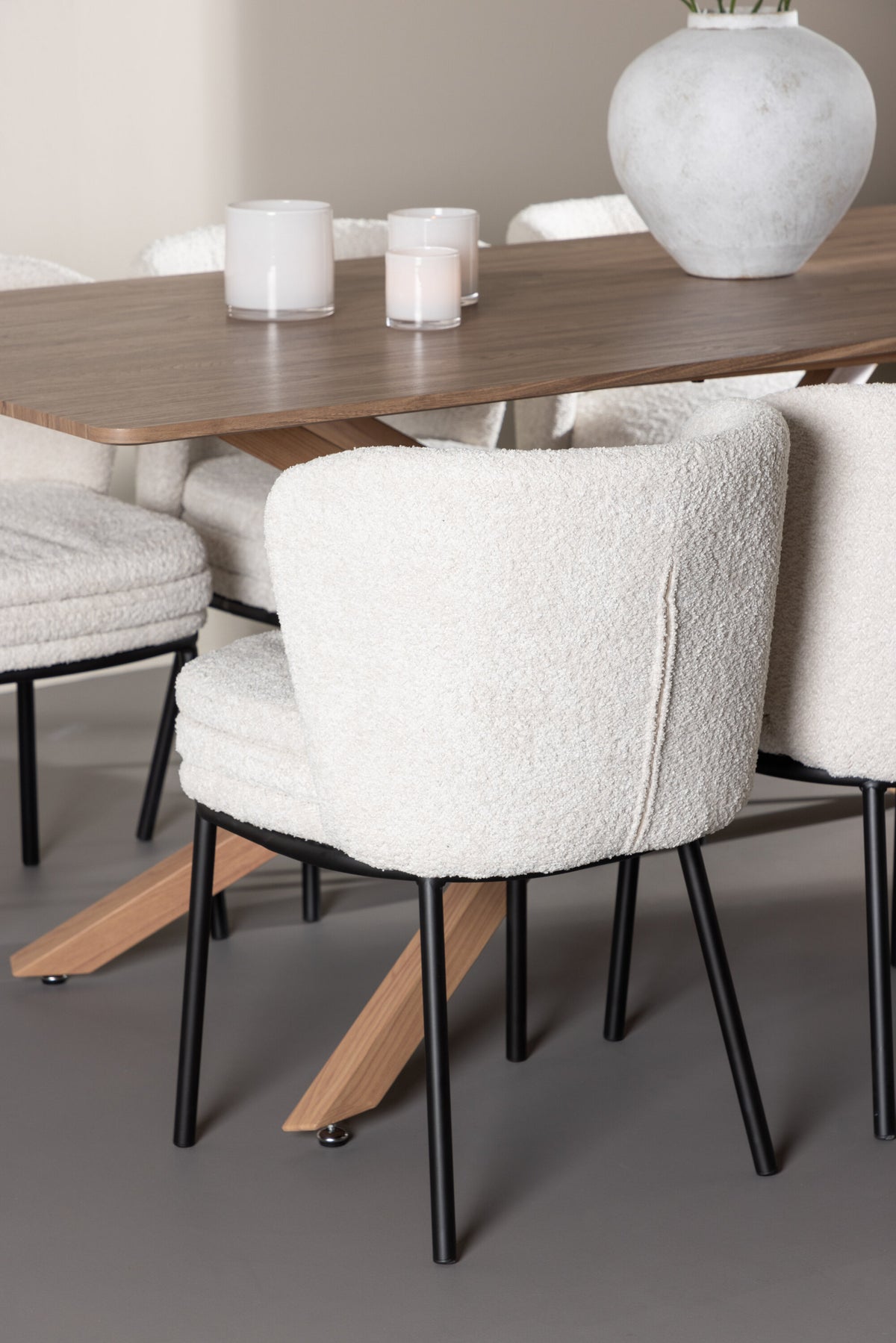 Piazza Esstisch mit Agnes Stühlen in präsentiert im Onlineshop von KAQTU Design AG. Esszimmerset ist von Venture Home