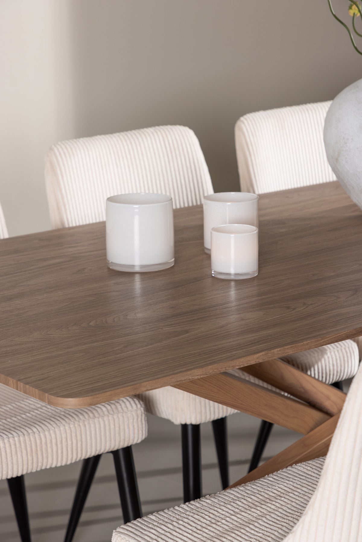 Piazza Esstisch mit Leone Stühlen in präsentiert im Onlineshop von KAQTU Design AG. Esszimmerset ist von Venture Home