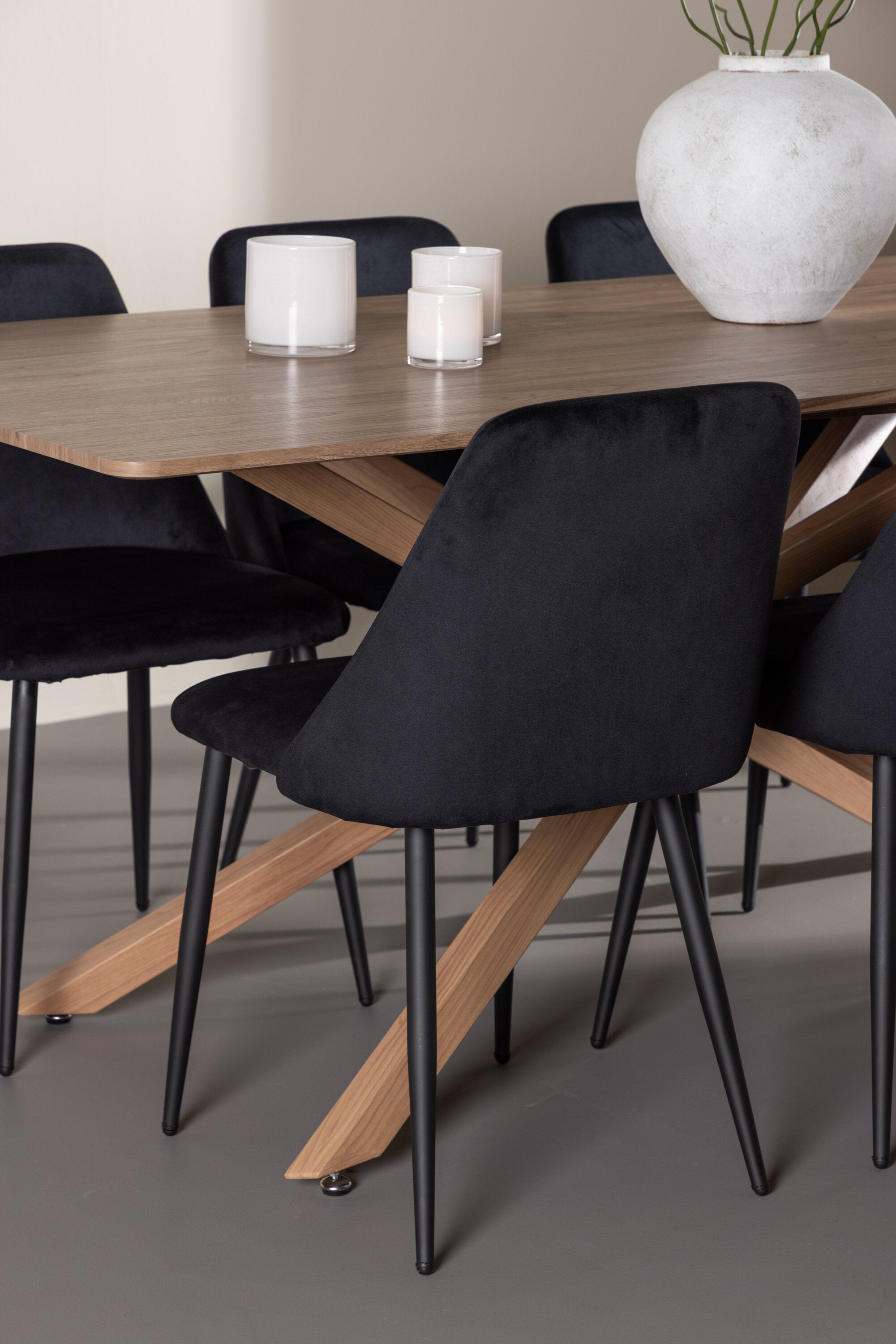 Piazza Esstisch mit Night Stühlen in präsentiert im Onlineshop von KAQTU Design AG. Esszimmerset ist von Venture Home