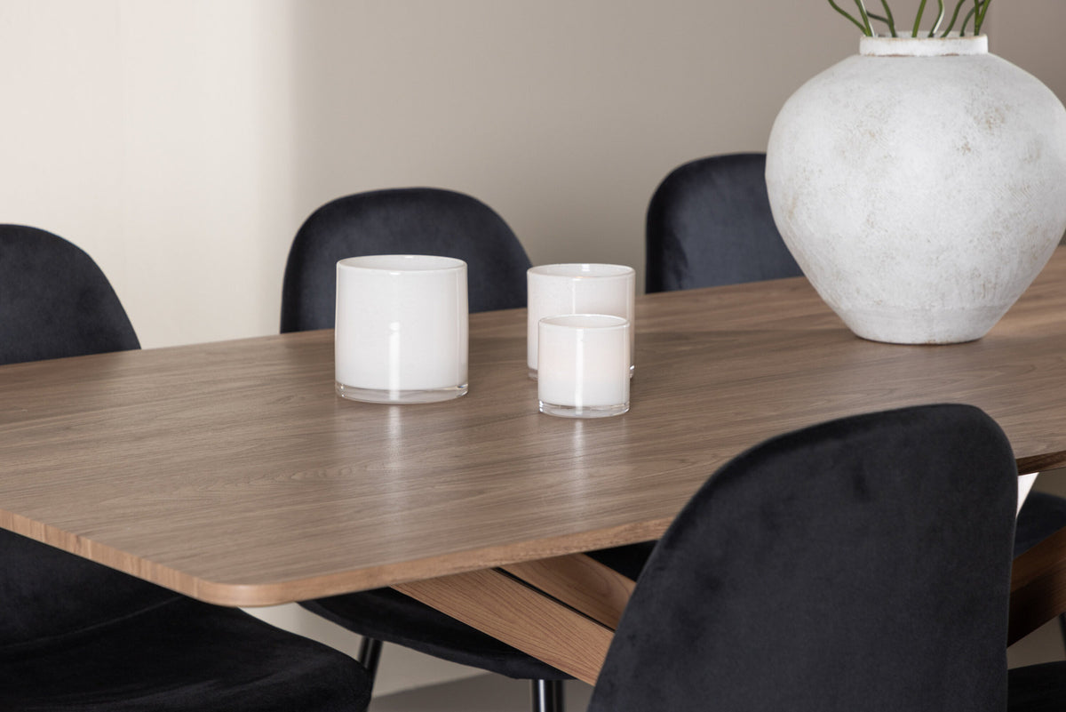 Piazza Esstisch mit Polar Stühlen in Schwarz präsentiert im Onlineshop von KAQTU Design AG. Esszimmerset ist von Venture Home