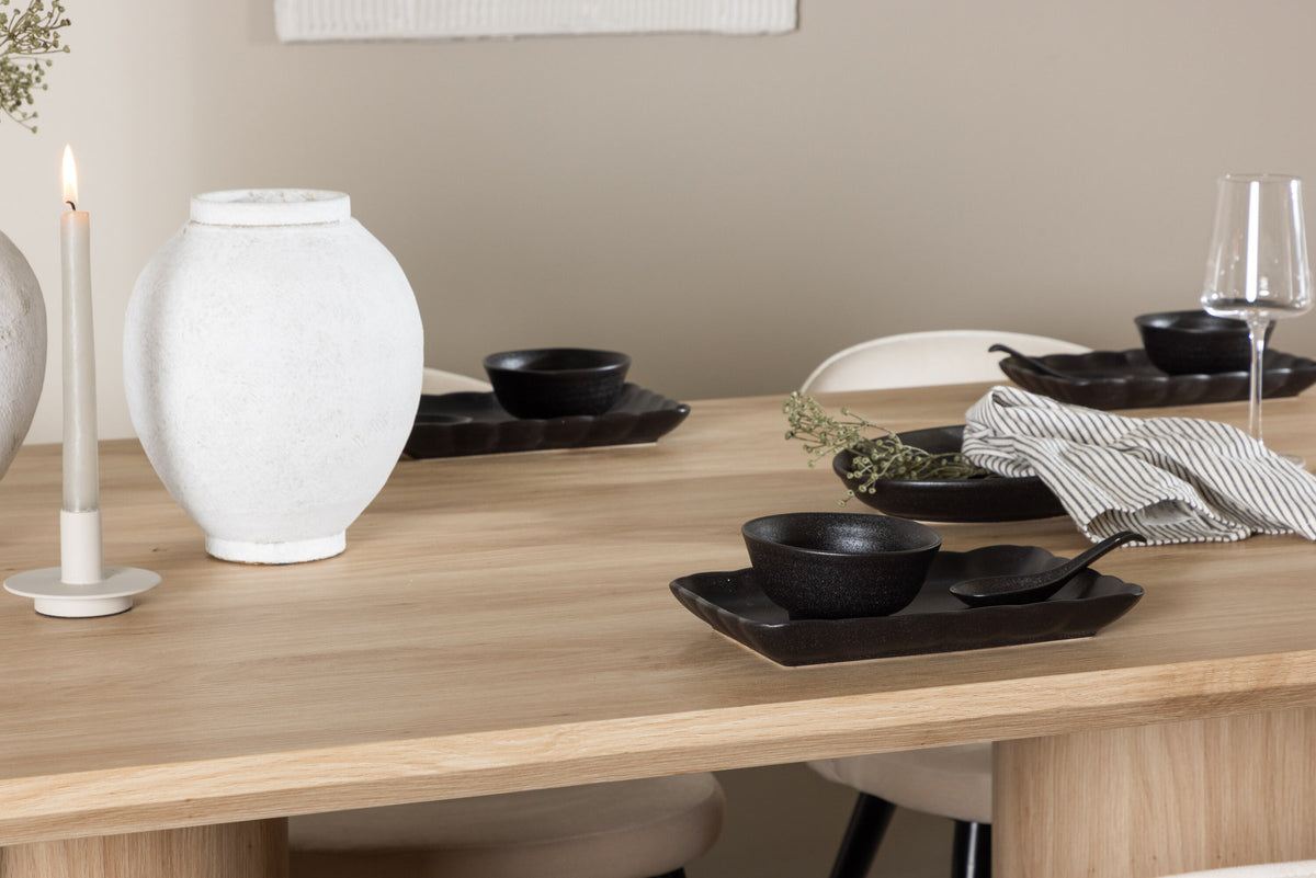 Olivia Esstisch mit Velvet Stühlen in Beige präsentiert im Onlineshop von KAQTU Design AG. Esszimmerset ist von Venture Home