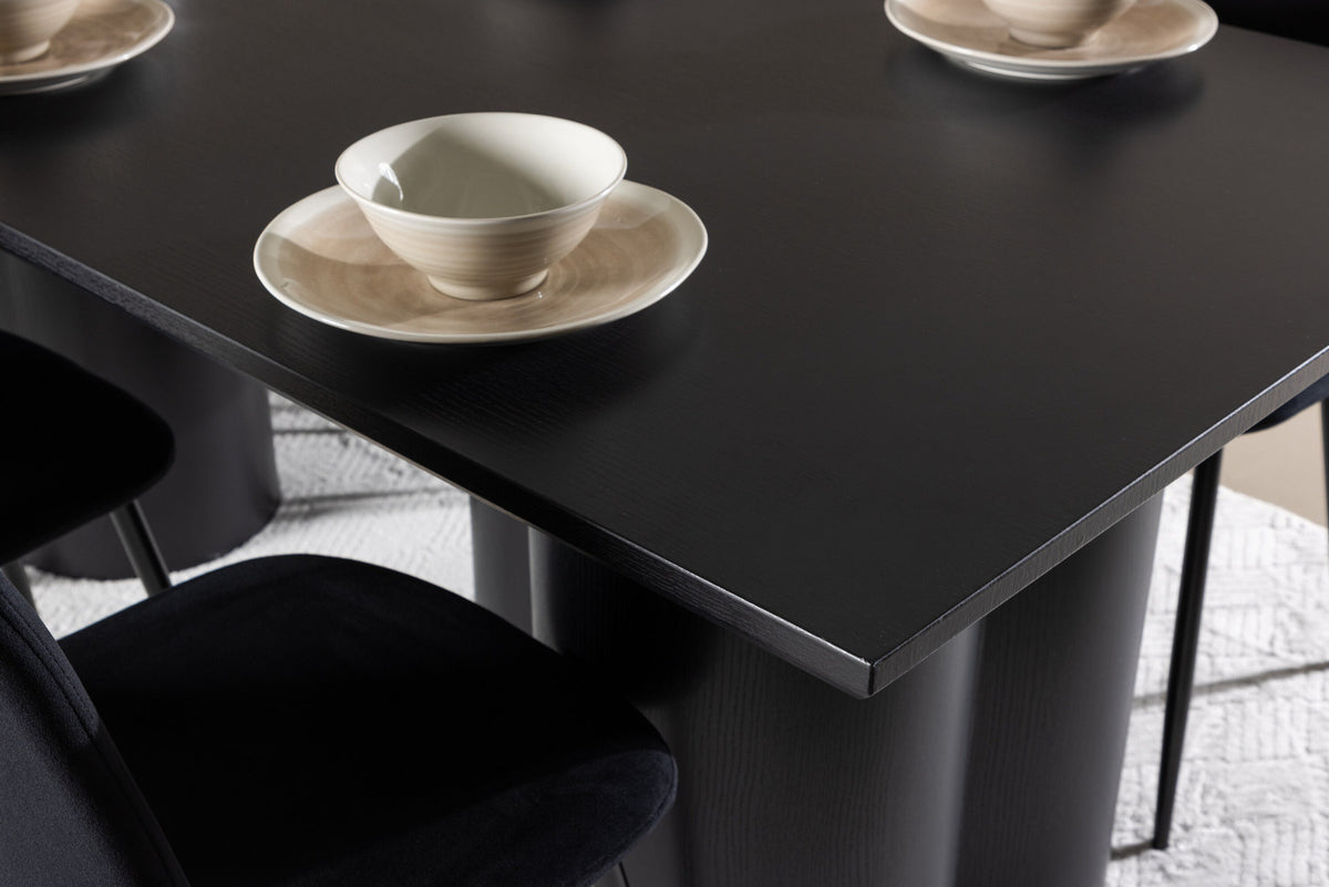 Olivia Esstisch mit Polar Stühlen in Schwarz präsentiert im Onlineshop von KAQTU Design AG. Esszimmerset ist von Venture Home