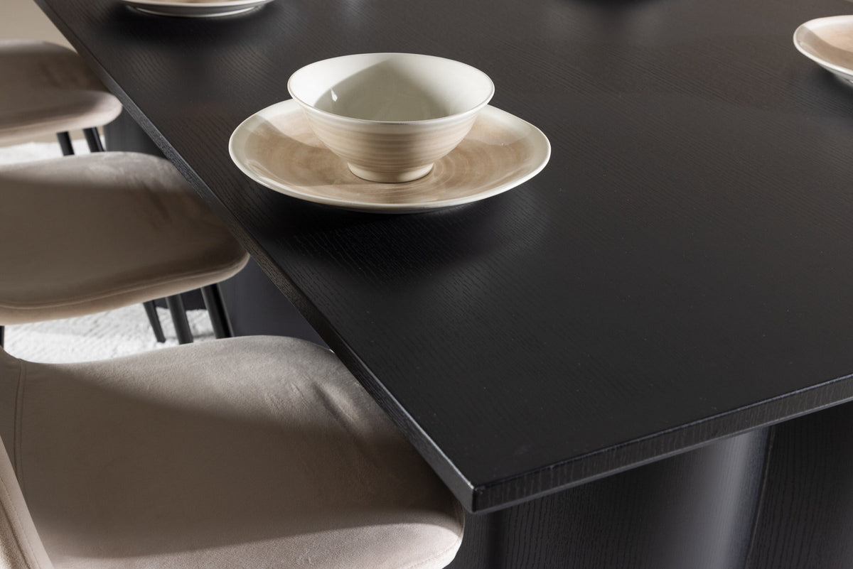 Olivia Esstisch mit Polar Stühlen in Beige präsentiert im Onlineshop von KAQTU Design AG. Esszimmerset ist von Venture Home