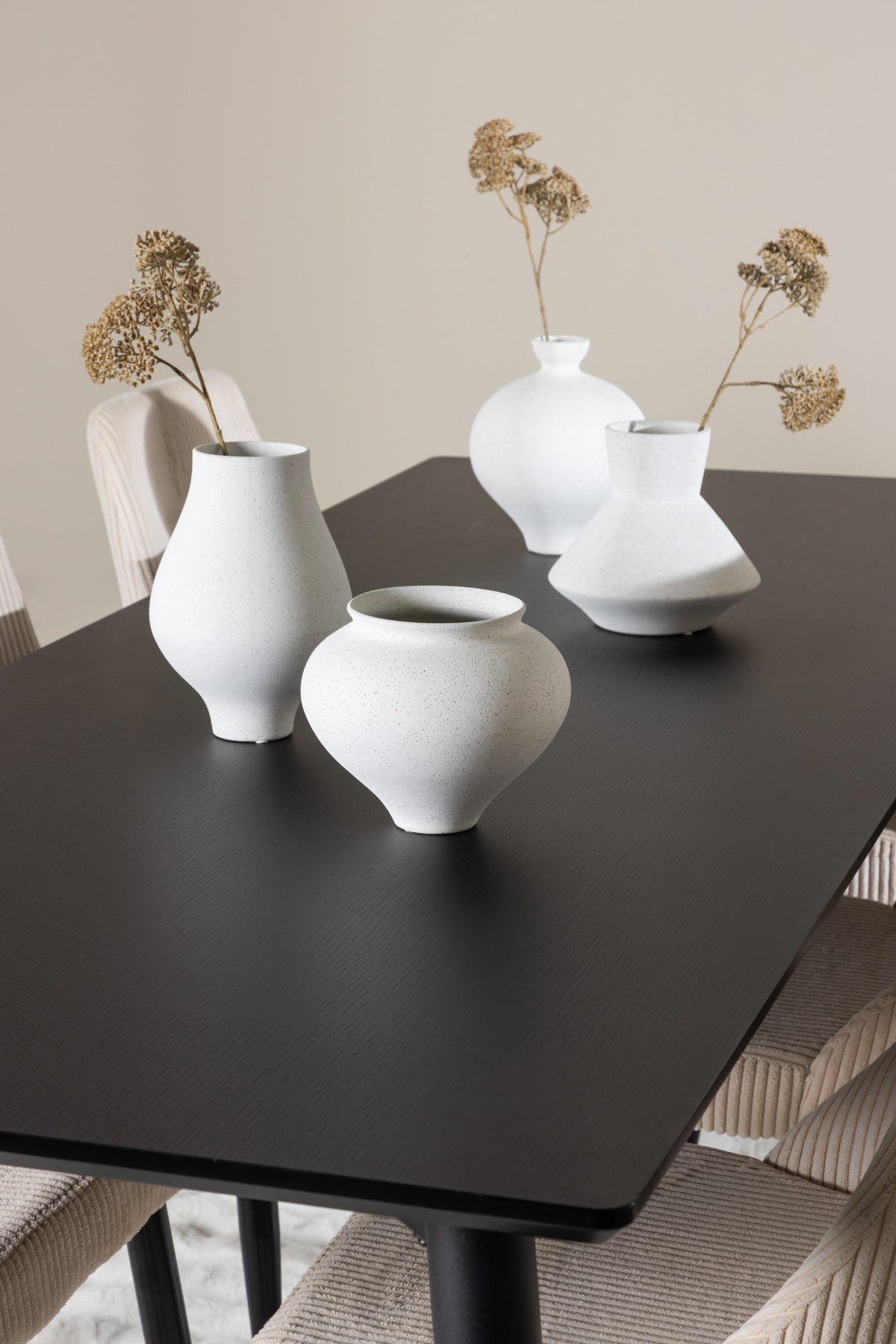 Ellis Esstisch mit Leone Stühlen in präsentiert im Onlineshop von KAQTU Design AG. Esszimmerset ist von Venture Home