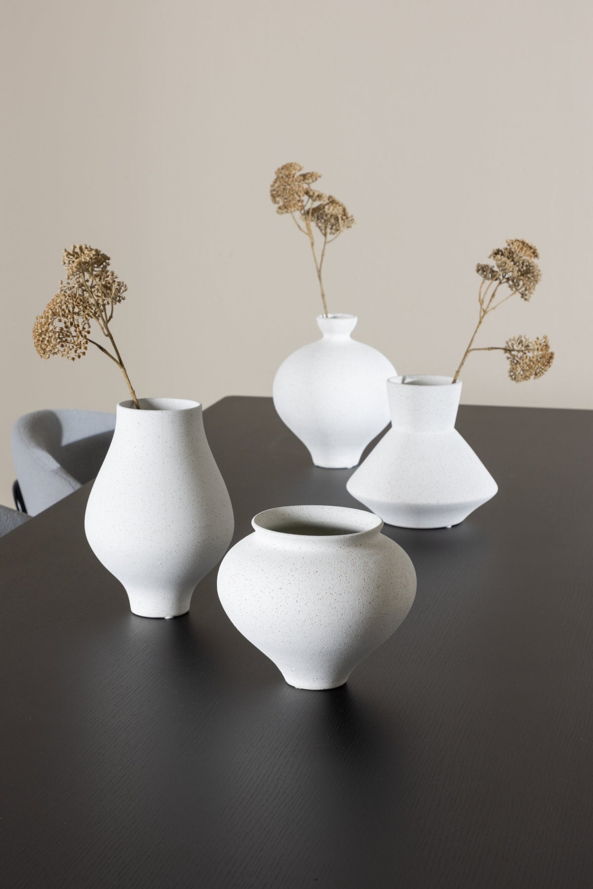 Ellis Esstisch mit Chico Stühlen in präsentiert im Onlineshop von KAQTU Design AG. Esszimmerset ist von Venture Home