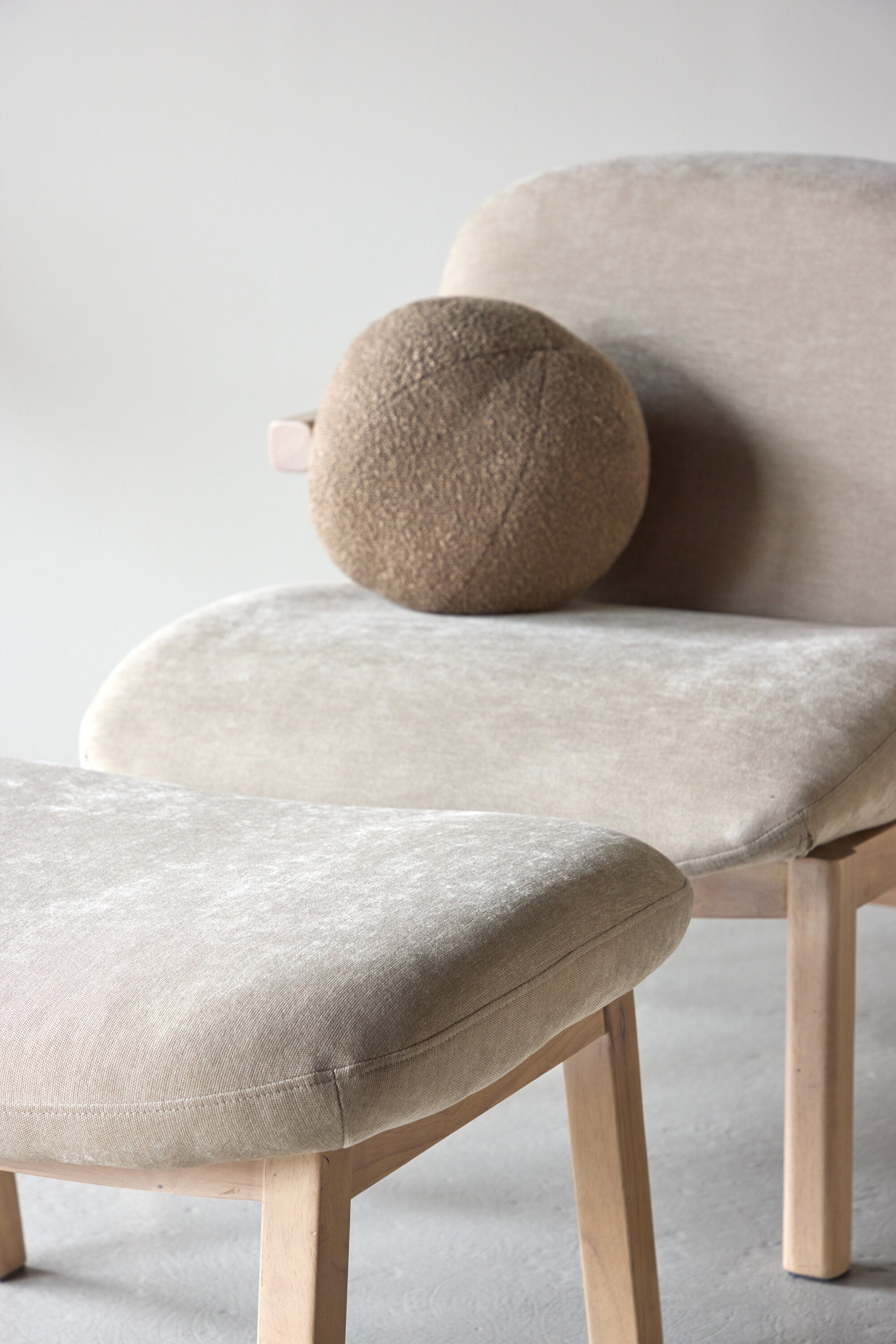 Rile Sessel + Ottoman in Weisswasch präsentiert im Onlineshop von KAQTU Design AG. Sessel ist von Venture Home