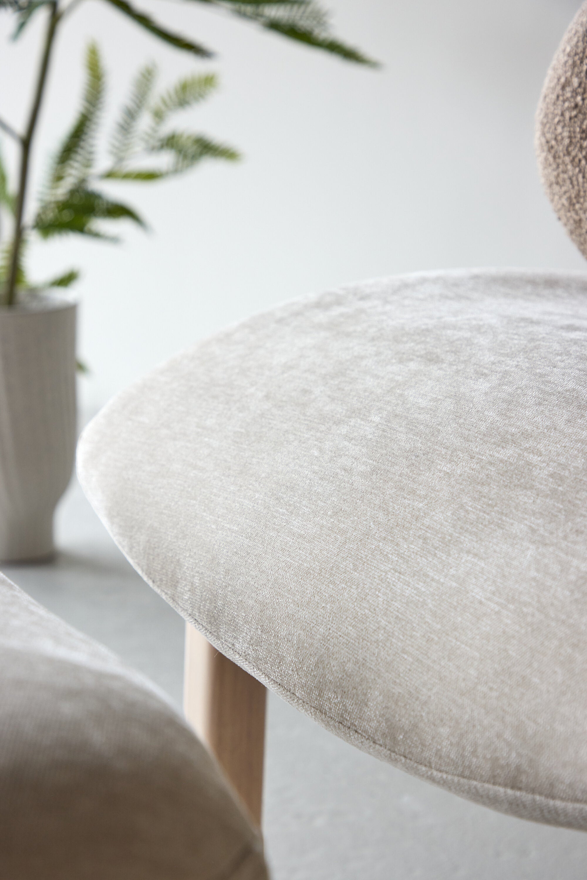 Rile Sessel + Ottoman in Weisswasch präsentiert im Onlineshop von KAQTU Design AG. Sessel ist von Venture Home
