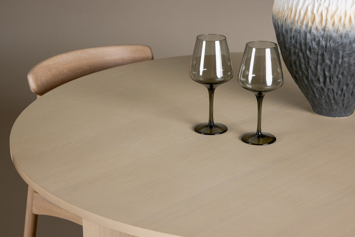 Tyresö Esstisch mit Ven Stühlen in Whitewash präsentiert im Onlineshop von KAQTU Design AG. Esszimmerset ist von Venture Home