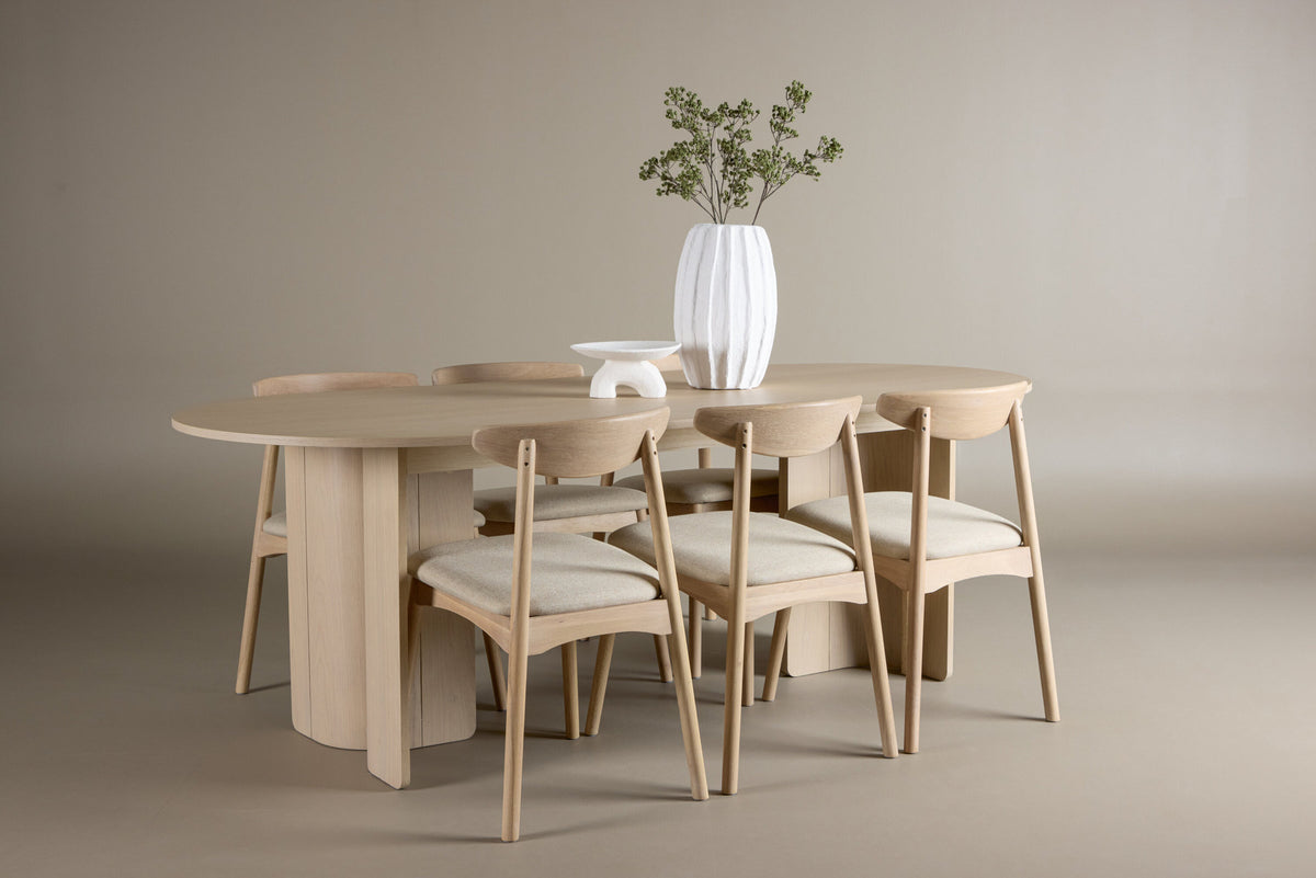 Tyresö Esstisch mit Ven Stühlen in Whitewash präsentiert im Onlineshop von KAQTU Design AG. Esszimmerset ist von Venture Home