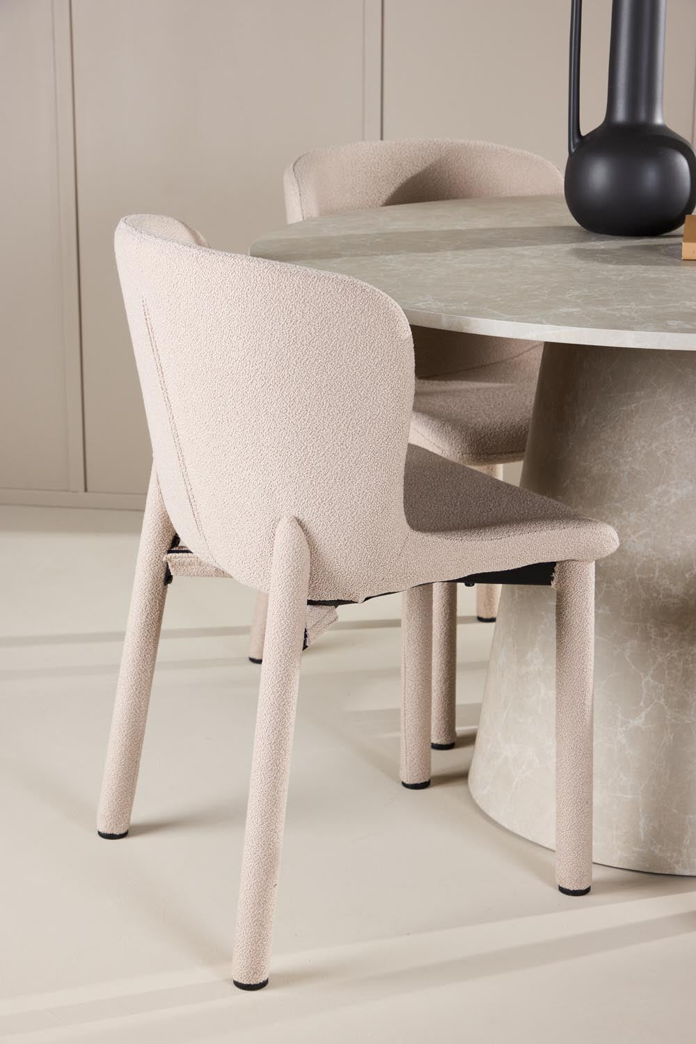Beiger Esstisch Lanzo aus MDF mit vier gepolsterten Astoria-Stühlen mit Bouclé-Bezug, rechteckige Tischform, skandinavisches Design