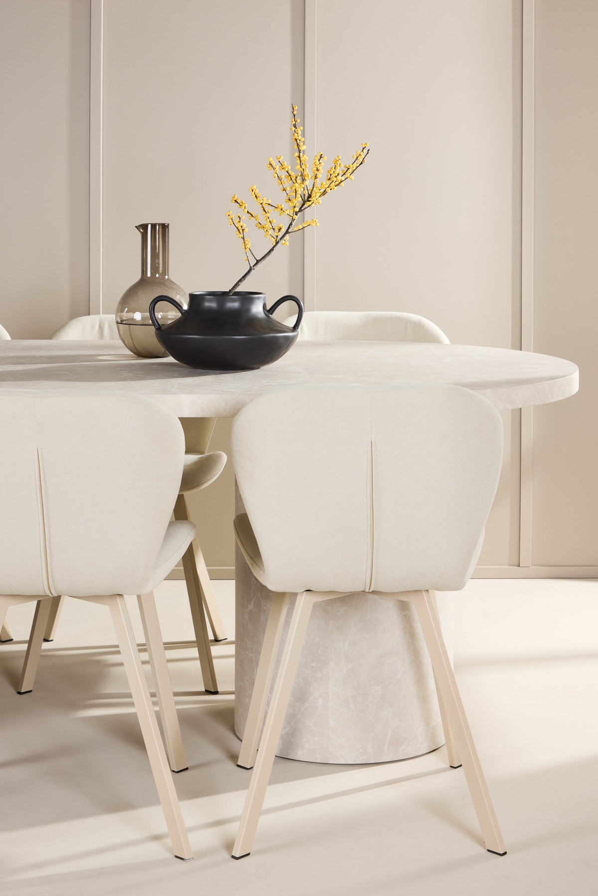 Esstisch Narvik mit Lilja Stuhl in Beige präsentiert im Onlineshop von KAQTU Design AG. Esszimmerset ist von Venture Home