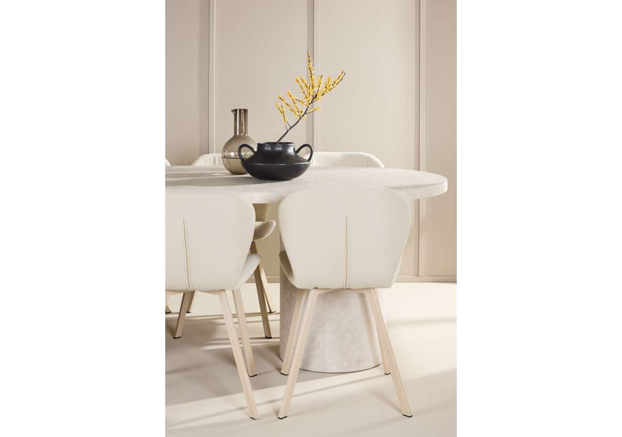 Eleganter Esstisch Narvik mit Lilja Stühlen von Venture Home – skandinavische Ästhetik für stilvolle Wohnräume.