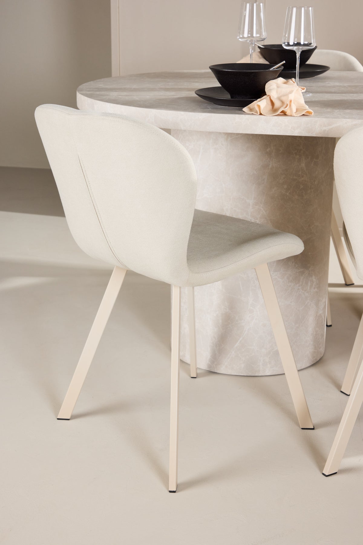 Esstisch Narvik mit Lilja Stuhl in Beige präsentiert im Onlineshop von KAQTU Design AG. Esszimmerset ist von Venture Home