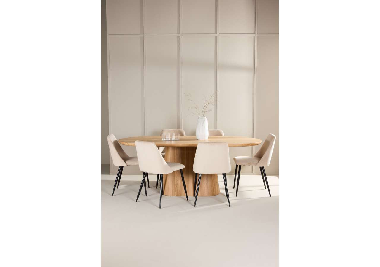 Stilvolles Esszimmerset: Geräumiger Stjärnö-Tisch mit luxuriösen Night-Stühlen aus Samt, perfekt für gesellige Runden und elegante Anlässe.