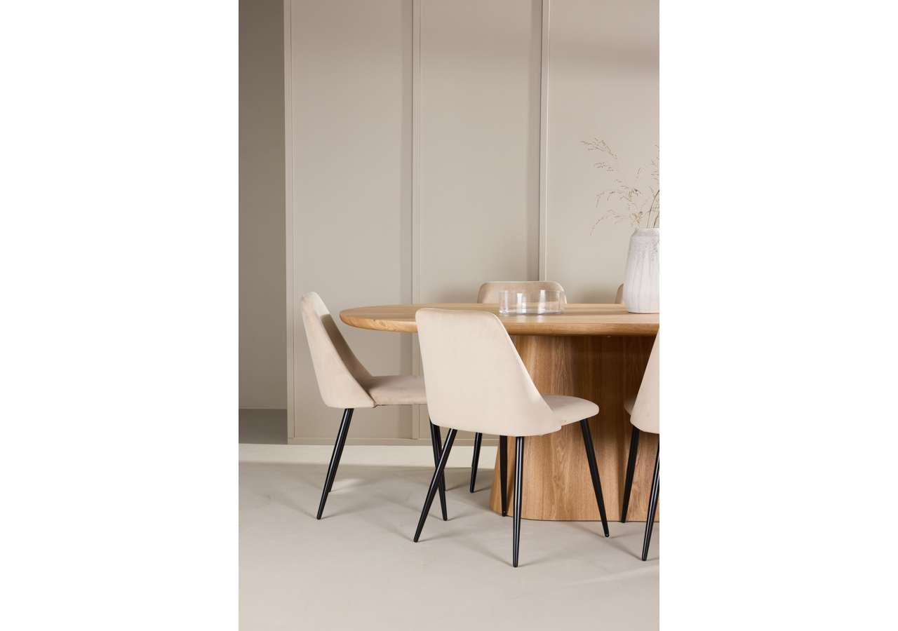 Moderner Esstisch Stjärnö mit passendem Nachtstuhl von Venture Home, ideal für stilvolle Esszimmer.