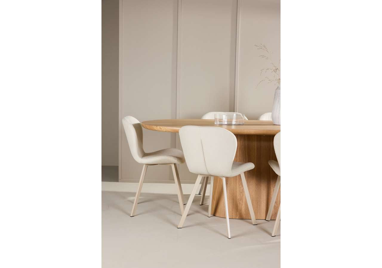 Moderner Esstisch Stjärnö mit eleganten Lilja Stühlen von Venture Home, ideal für stilvolle Esszimmer.