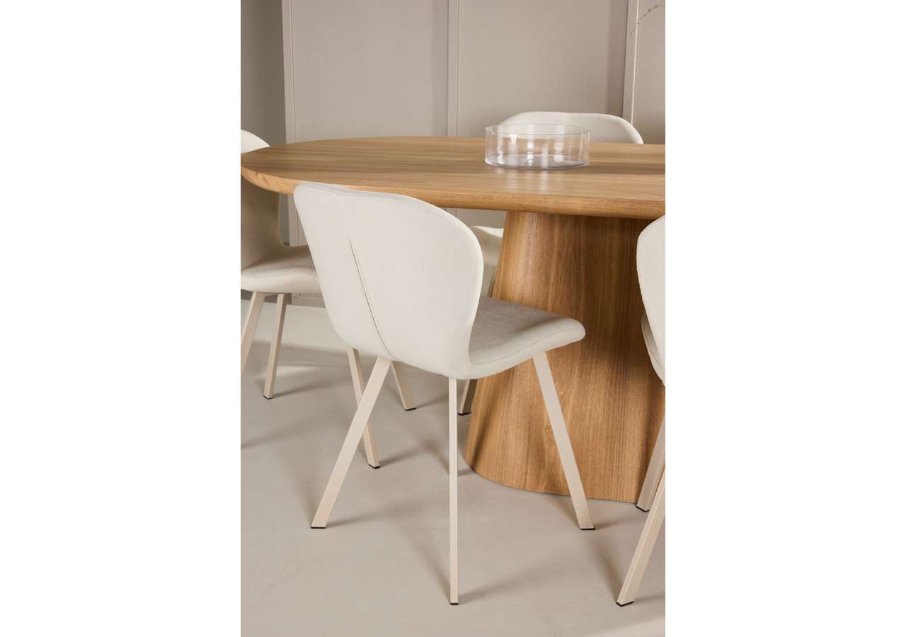 Der Esstisch Stjärnö mit Lilja Stühlen von Venture Home kombiniert modernes Design mit Eleganz für ein stilvolles Zuhause.