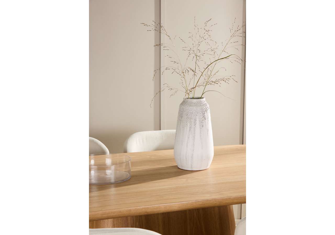 Der Esstisch Stjärnö mit Lilja Stühlen von Venture Home bietet stilvolles Design und Funktionalität für Ihr modernes Esszimmer.