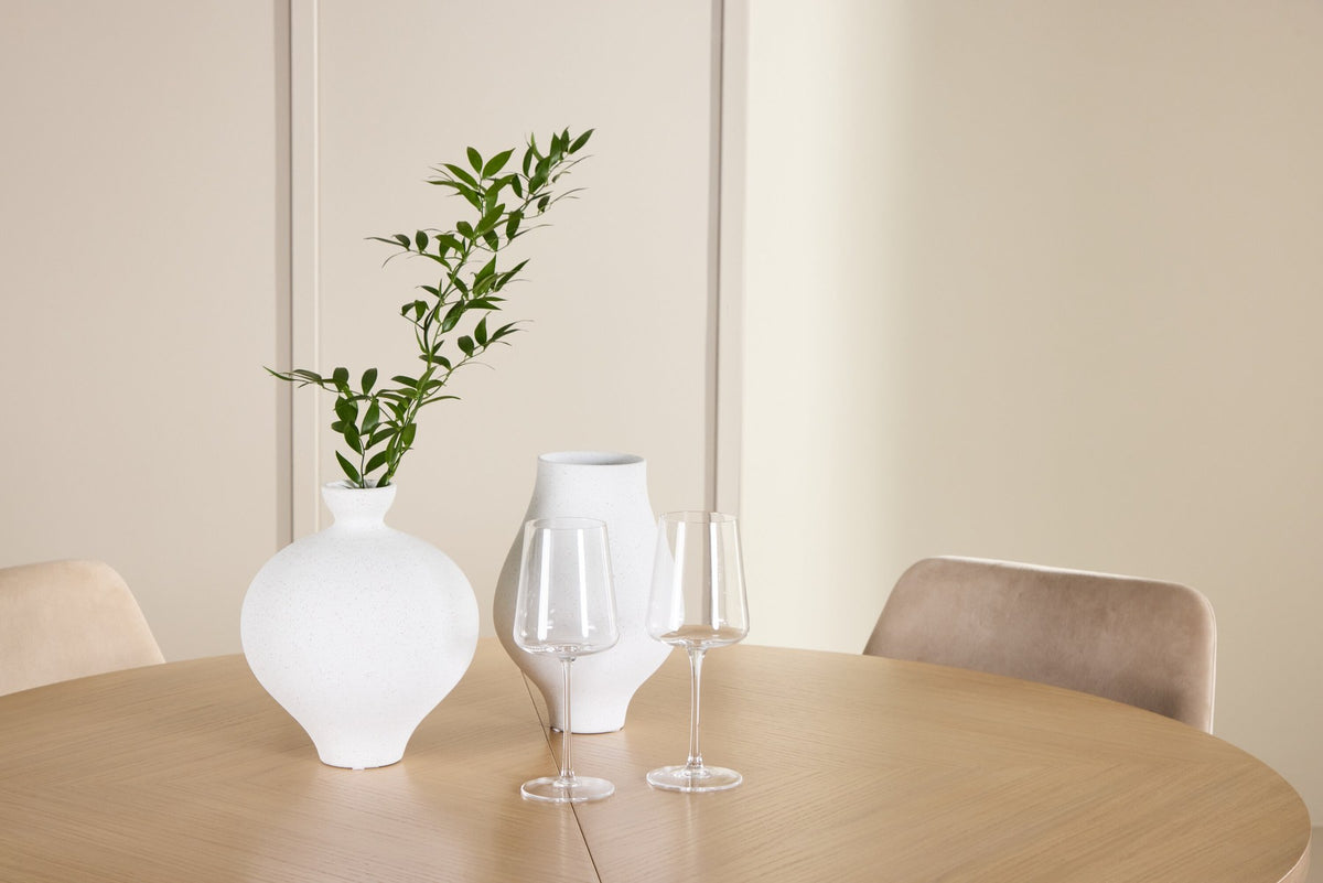 Runder Esstisch Strada aus MDF mit sechs Night-Stühlen mit Samtpolsterung und schwarzen Beinen, Esszimmerset von Venture Home