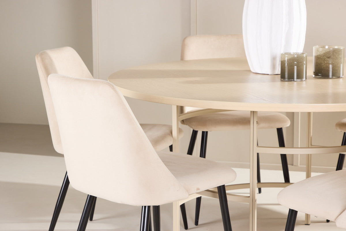 Rundes Esszimmerset Copenhagen mit Nachtstuhl von Venture Home: Tisch aus MDF in White Wash mit Metallgestell und sechs Samt-Stühlen mit schwarzen Beinen.
