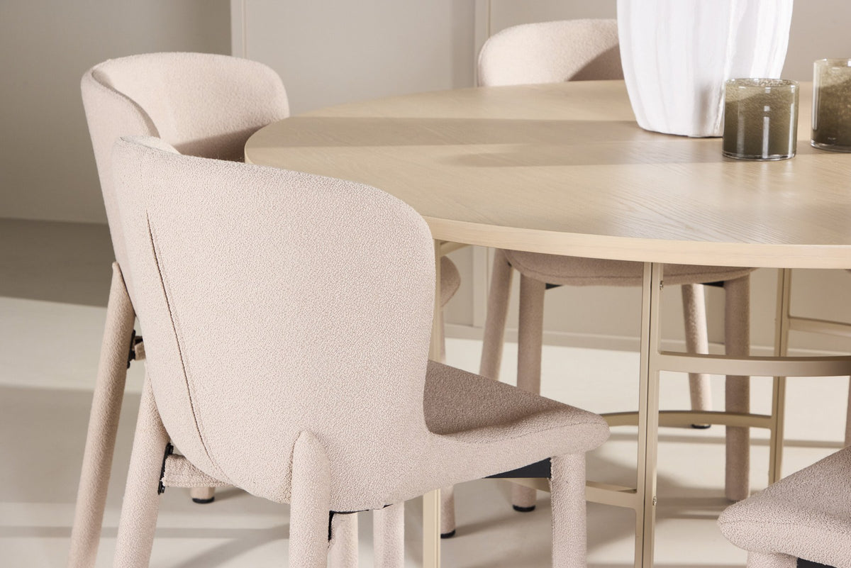Runder Esstisch Copenhagen aus MDF in White Wash mit sechs Astoria-Stühlen aus Metall mit beiger Bouclé-Polsterung im Esszimmer.