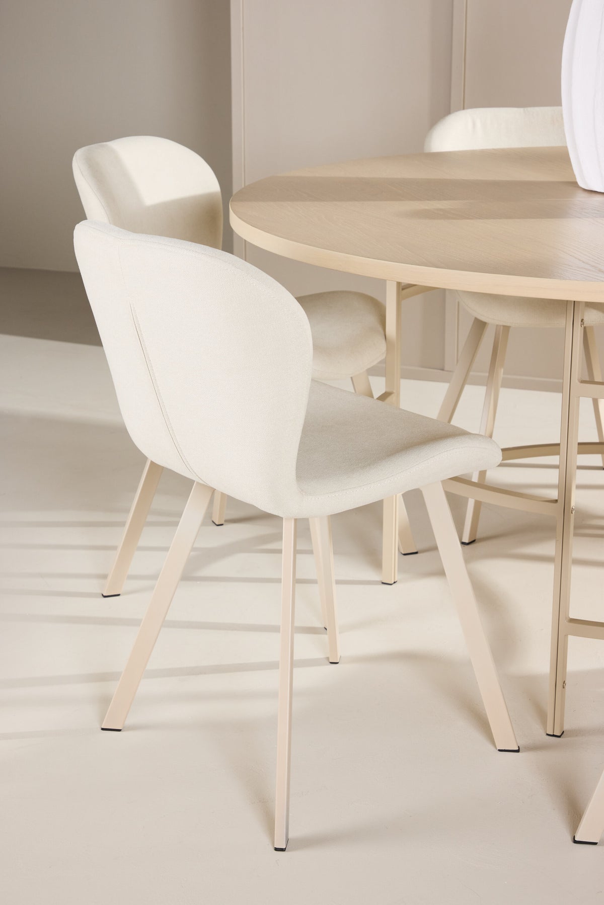 Esstisch Copenhagen mit Lilja Stuhl in White Wash präsentiert im Onlineshop von KAQTU Design AG. Esszimmerset ist von Venture Home