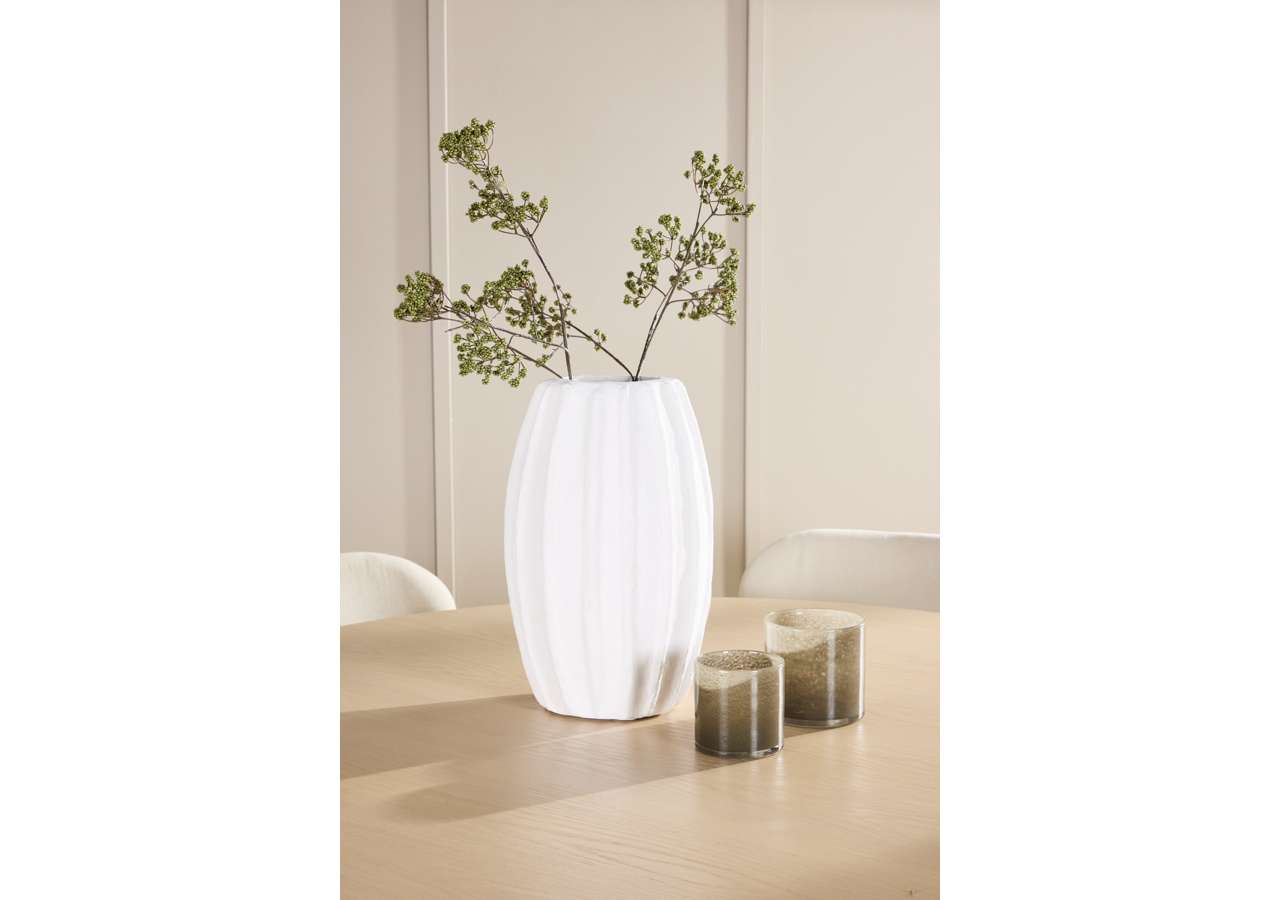 Eleganter Esstisch Copenhagen mit stilvollen Lilja Stühlen von Venture Home, perfekt für moderne Esszimmer.