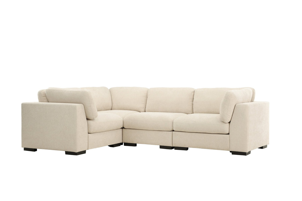 Ecksofa Salerno in Beige mit Polyesterbezug, beigen Kissen und schlanken schwarzen Kunststoffbeinen, Sitzhöhe 47 cm.