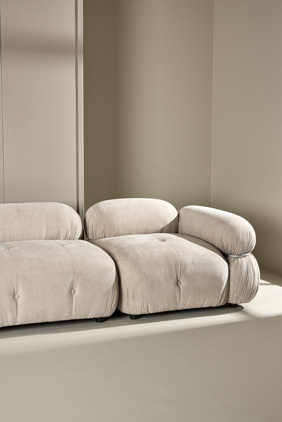 Mika 3-Sitzer Sofa in Beige präsentiert im Onlineshop von KAQTU Design AG. 2er Sofa ist von Venture Home