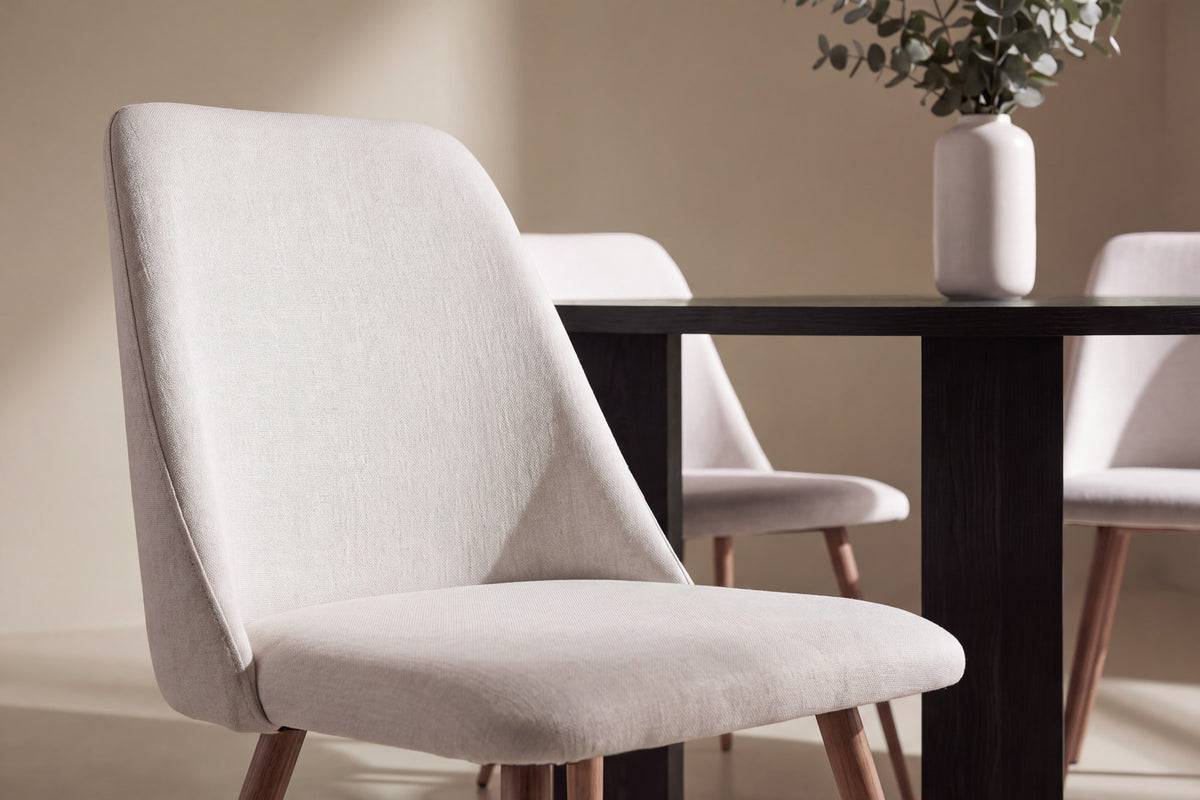 Juno Esstisch-Set mit Stühlen Night in Beige präsentiert im Onlineshop von KAQTU Design AG. Esszimmerset ist von Venture Home