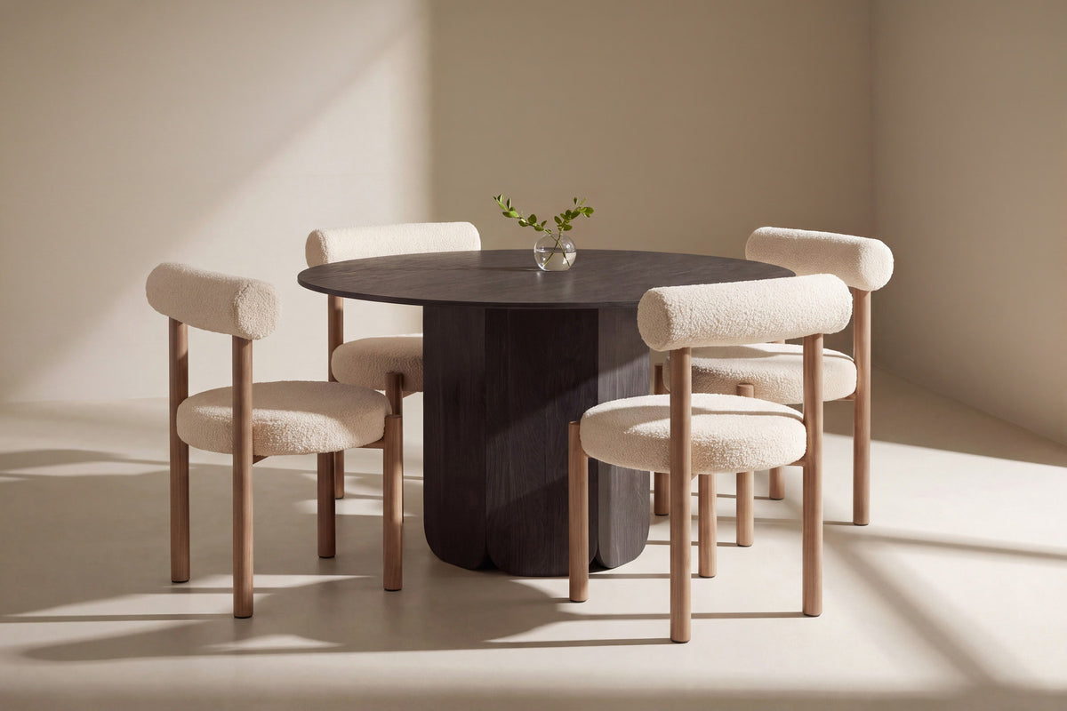 Tekla Dining Set mit Stühlen Tillo in Weiss präsentiert im Onlineshop von KAQTU Design AG. Esszimmerset ist von Venture Home