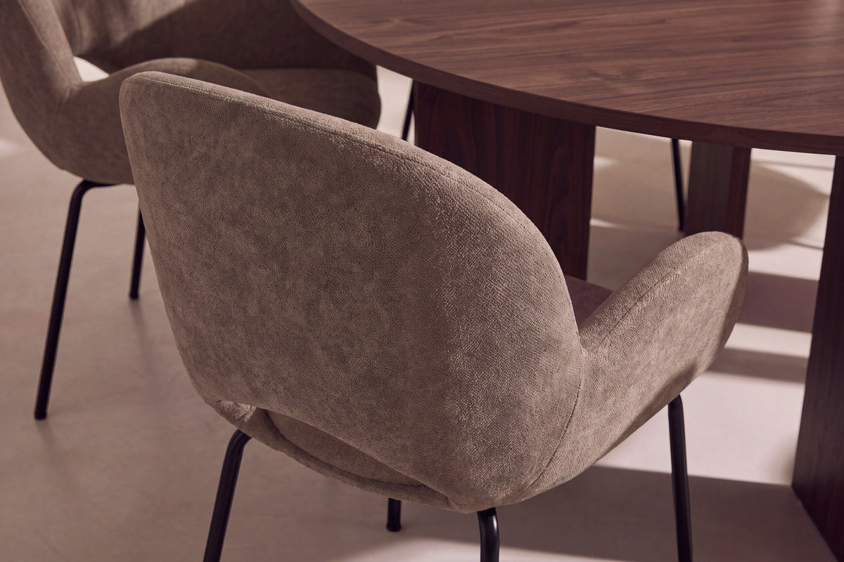 Graos Esstisch mit Stühlen von Florensa in Braun präsentiert im Onlineshop von KAQTU Design AG. Esszimmerset ist von Venture Home
