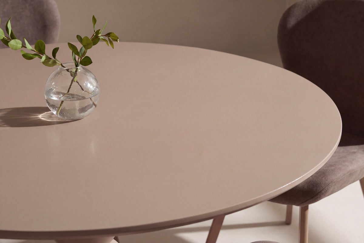 Boule Esstisch mit Lilja Stühlen in Braun präsentiert im Onlineshop von KAQTU Design AG. Esszimmerset ist von Venture Home
