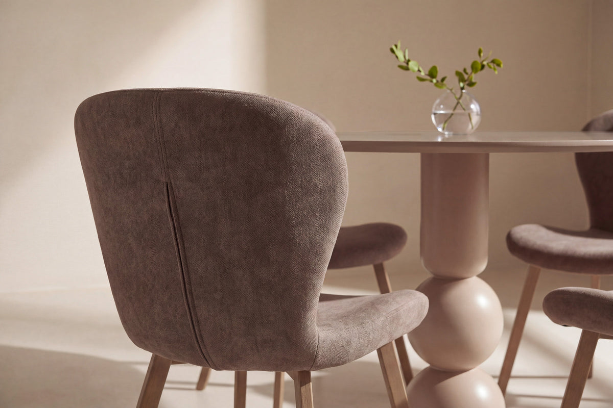 Boule Esstisch mit Lilja Stühlen in Braun präsentiert im Onlineshop von KAQTU Design AG. Esszimmerset ist von Venture Home