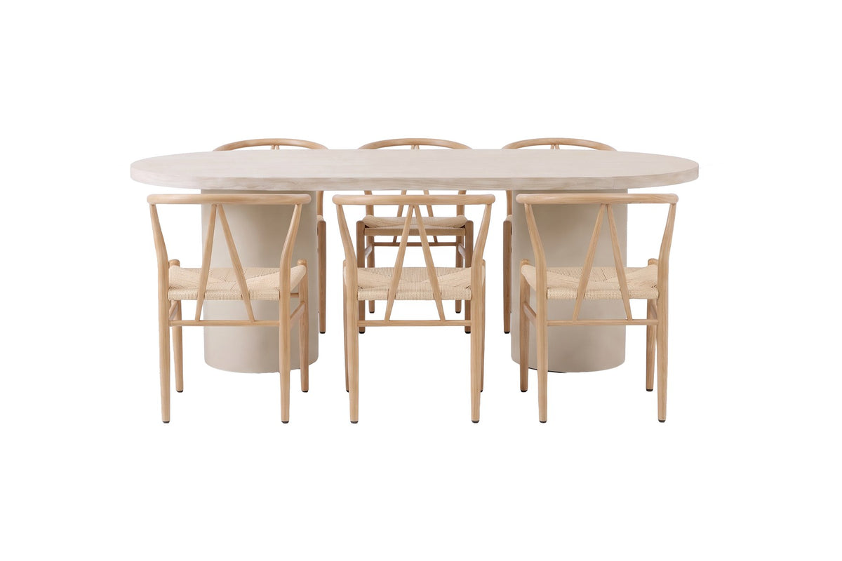Ovaler Esstisch mit MDF-Tischplatte in Beige und Stahlbeinen, umgeben von stapelbaren Esszimmerstühlen mit Rattan-Geflecht und Stahlgestell in Holzoptik.