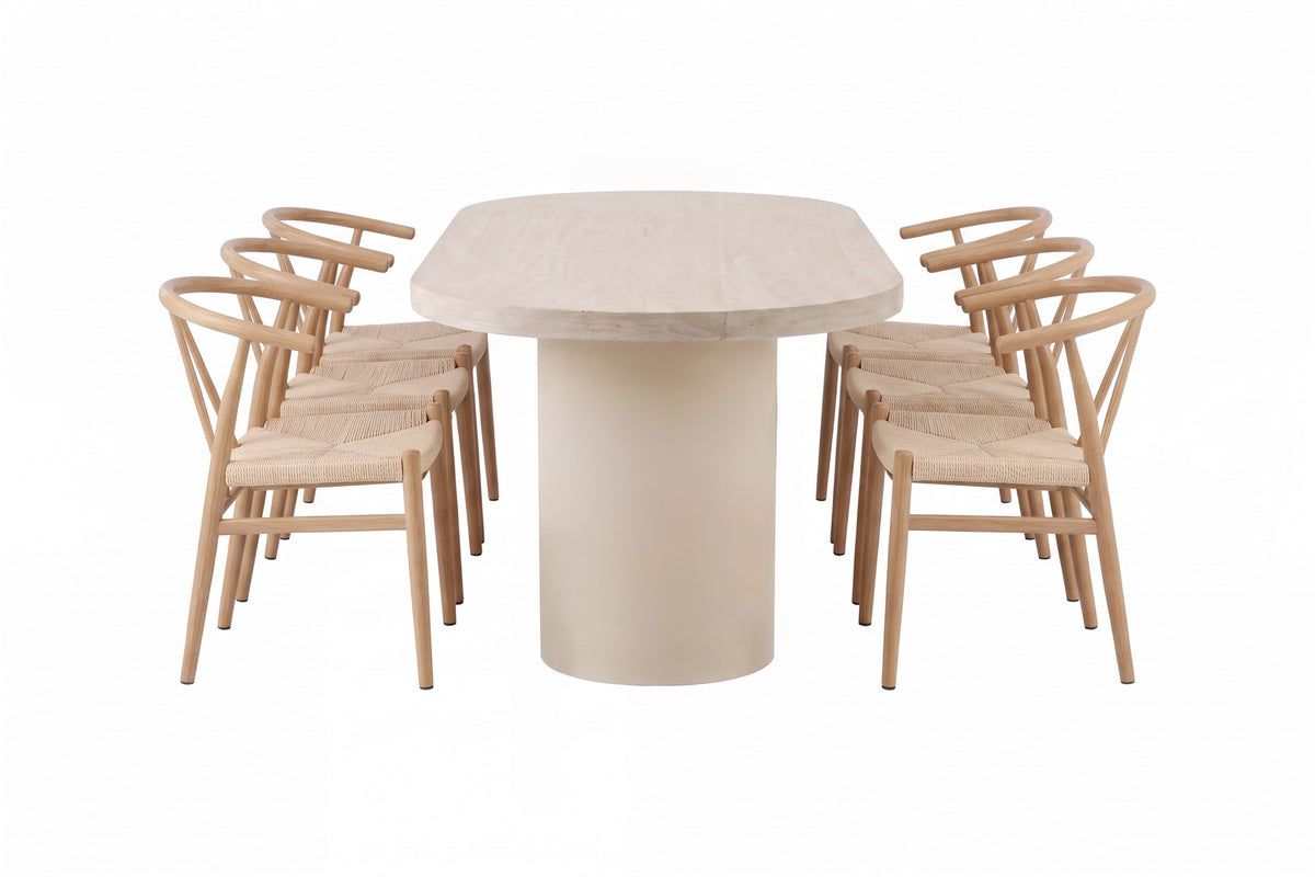 Ovaler Esstisch mit MDF-Tischplatte in Beige und Stahlbeinen, umgeben von stapelbaren Esszimmerstühlen mit Rattan-Geflecht und Stahlgestell in Holzoptik.