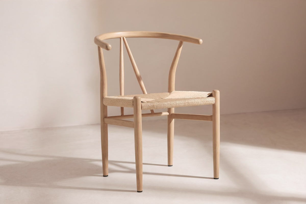 Ovaler Esstisch mit MDF-Tischplatte in Beige und Stahlbeinen, umgeben von stapelbaren Esszimmerstühlen mit Rattan-Geflecht und Stahlgestell in Holzoptik.