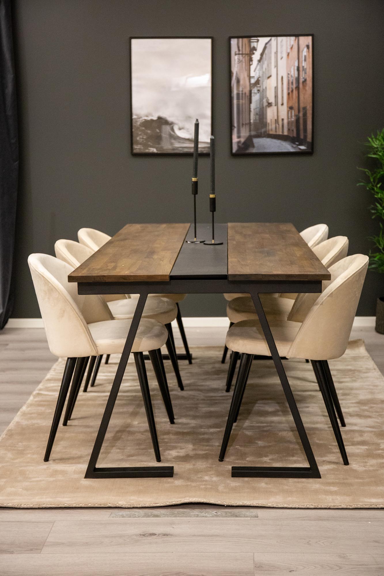 Jakarta Esszimmerset + Velvet: Stilvolles Holzdesign und luxuriöse Stühle für gesellige Abende. Platz für bis zu 6 Personen.