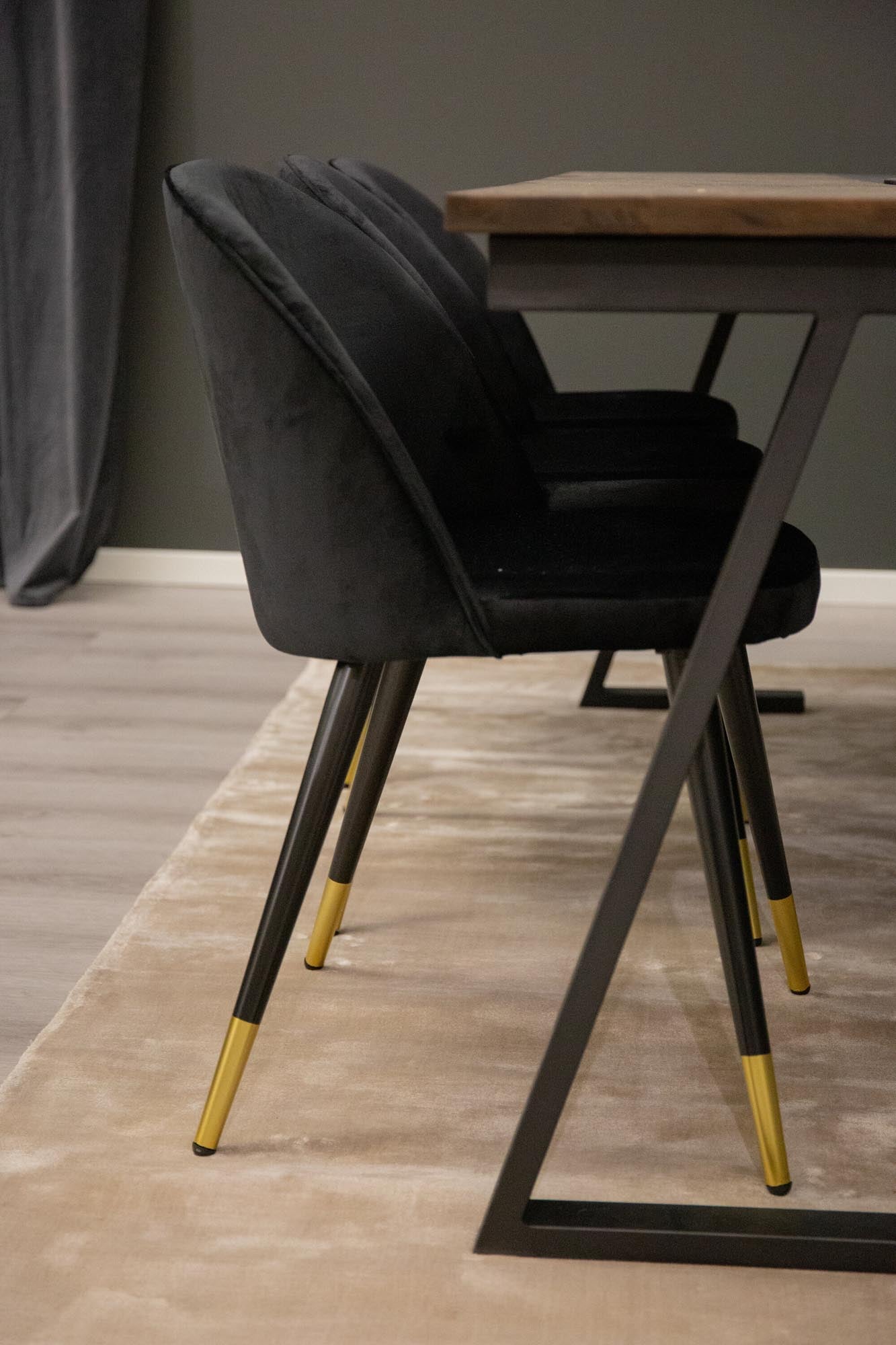 Entdecken Sie das Jakarta Esszimmerset + Velvet von Venture Home: Einladendes Design, ergonomischer Komfort und Platz für bis zu sechs Personen.