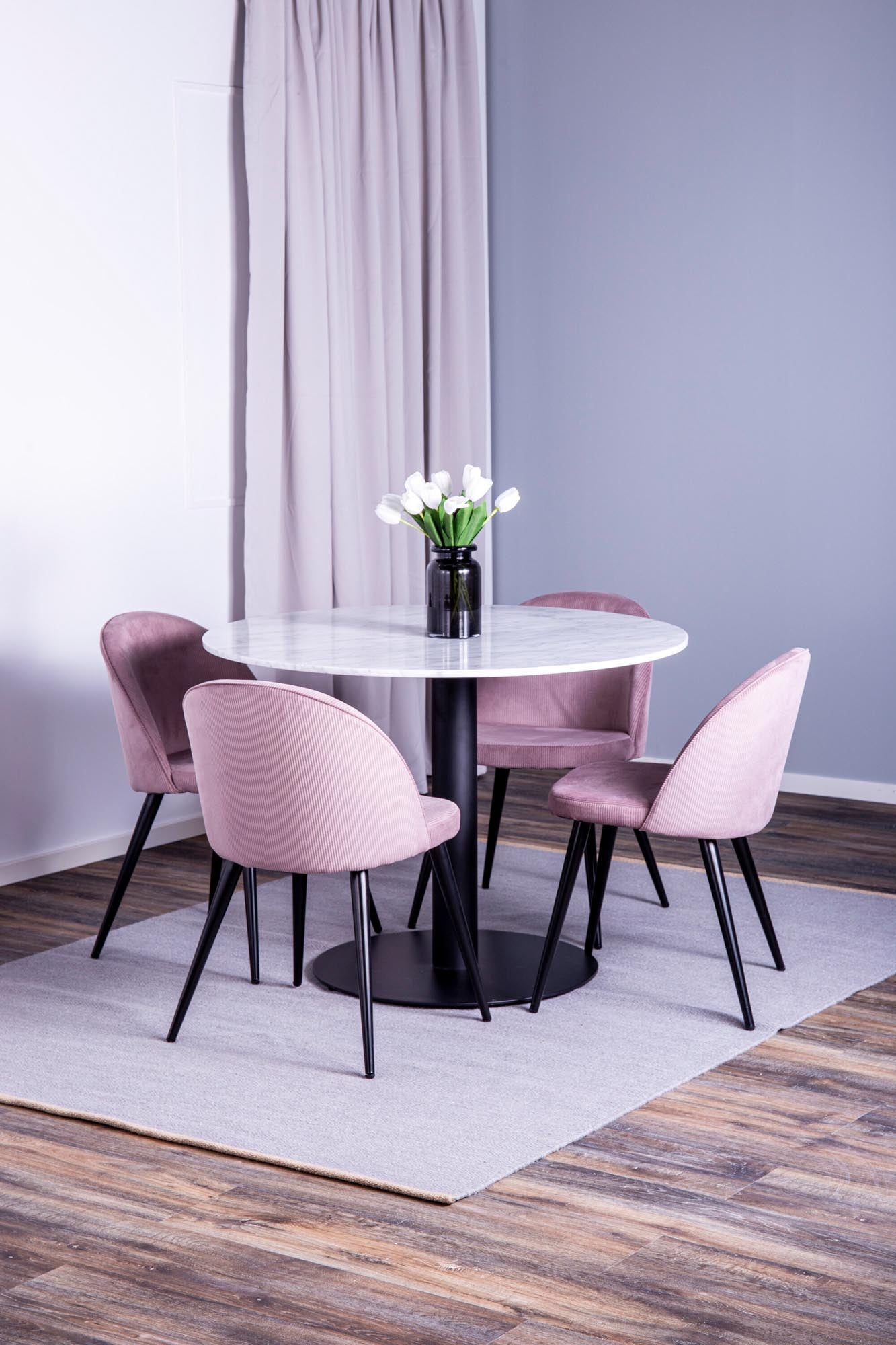 Entdecken Sie das Estelle Esszimmerset von Venture Home: Eleganter runder Tisch und bequeme Velvet-Stühle für gesellige Momente.