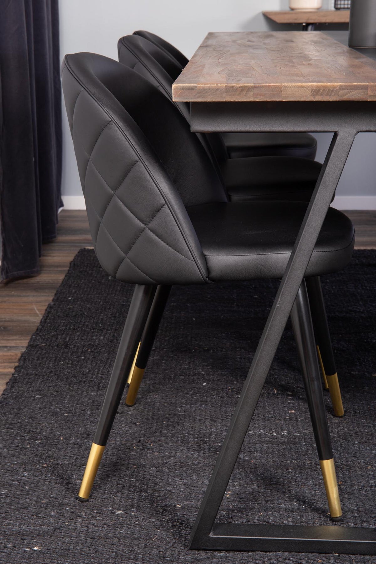 Jakarta Esszimmerset + Velvet 200cm/6St. in Schwarz / Gold präsentiert im Onlineshop von KAQTU Design AG. Esszimmerset ist von Venture Home