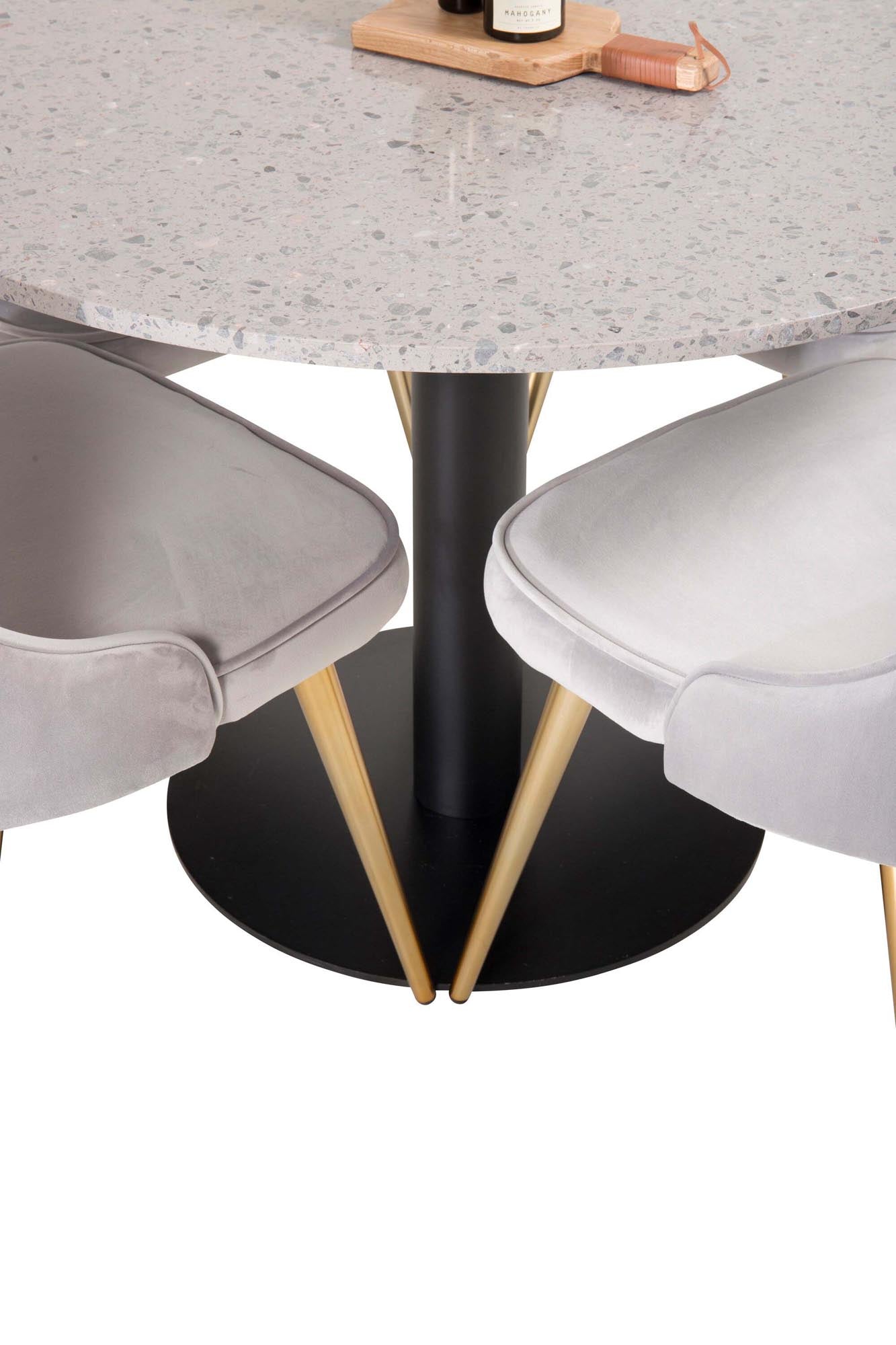 Entdecken Sie das Razzia Esszimmerset + Velvet Deluxe von Venture Home. Eleganter Esstisch und luxuriöse Samtstühle für stilvolles Wohnen.