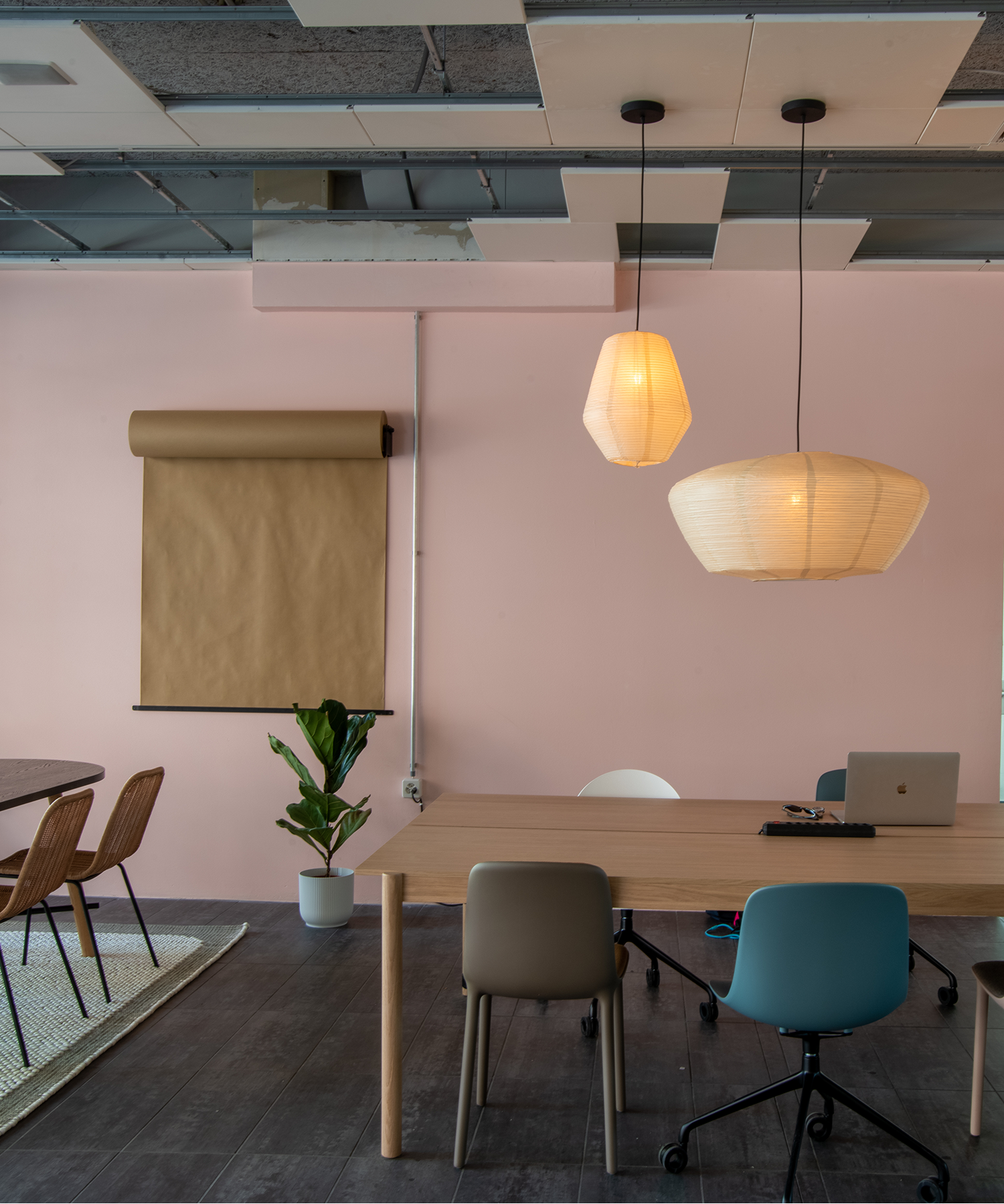 Grosser Schreibtisch, warmes Ambiente und Whiteboard mit Produkten von Infiniti Design, Muuto, House Doctor und Ferm Living